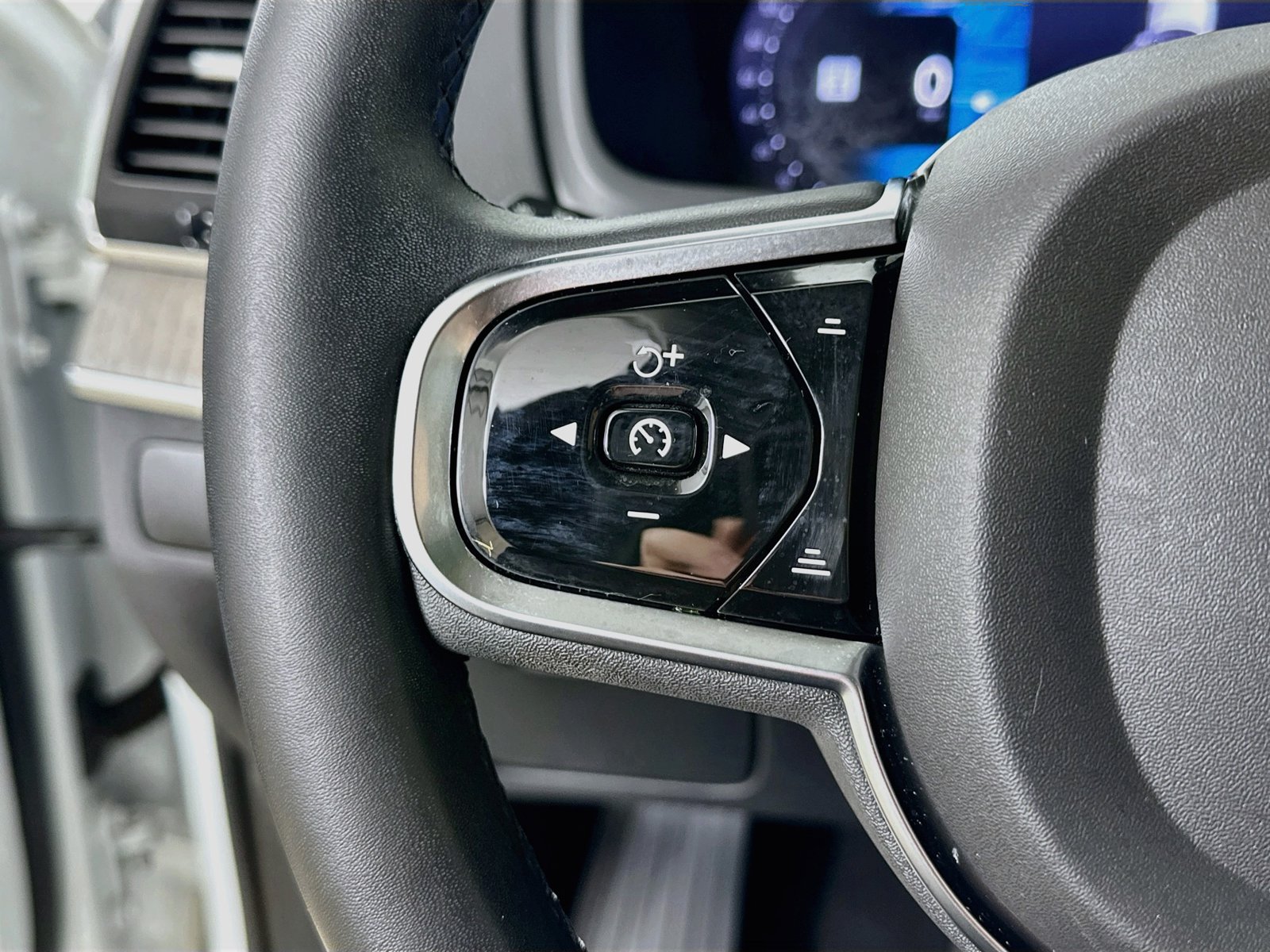 Certified 2024 Volvo XC90 B6 Ultimate w/ Protection Package Premier AWD/4WD image 18