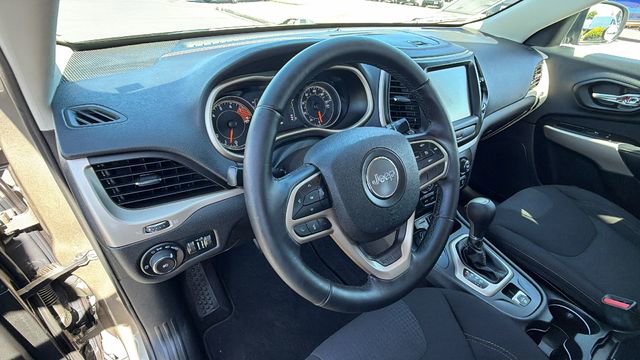Used 2017 Jeep Cherokee Latitude w/ Trailer Tow Group AWD/4WD image 31