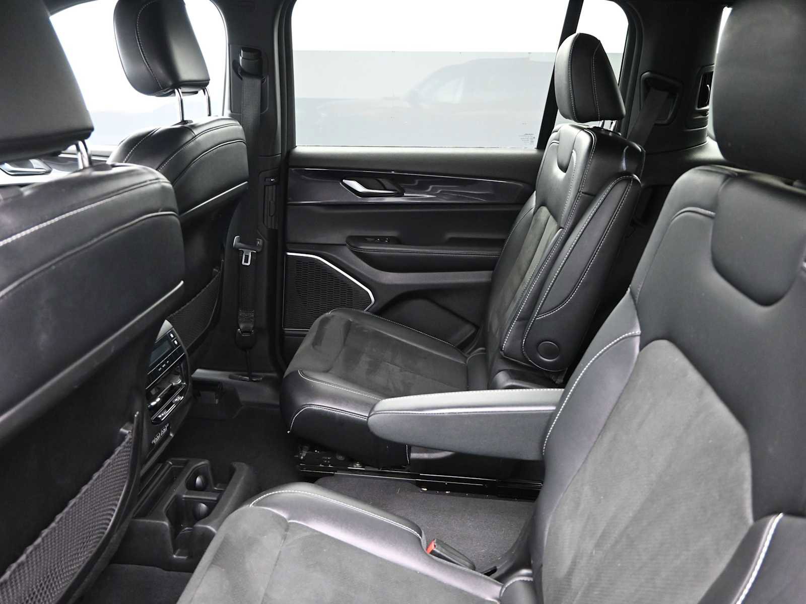 Used 2021 Jeep Grand Cherokee L Laredo image 18