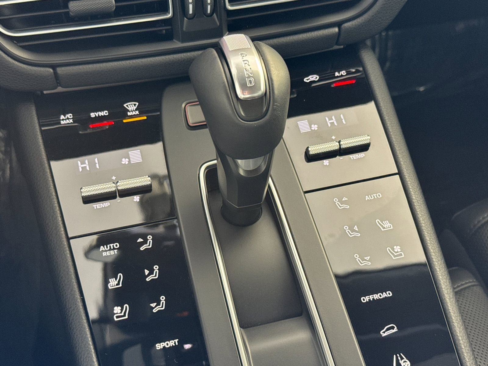 Certified 2025 Porsche Macan image 16