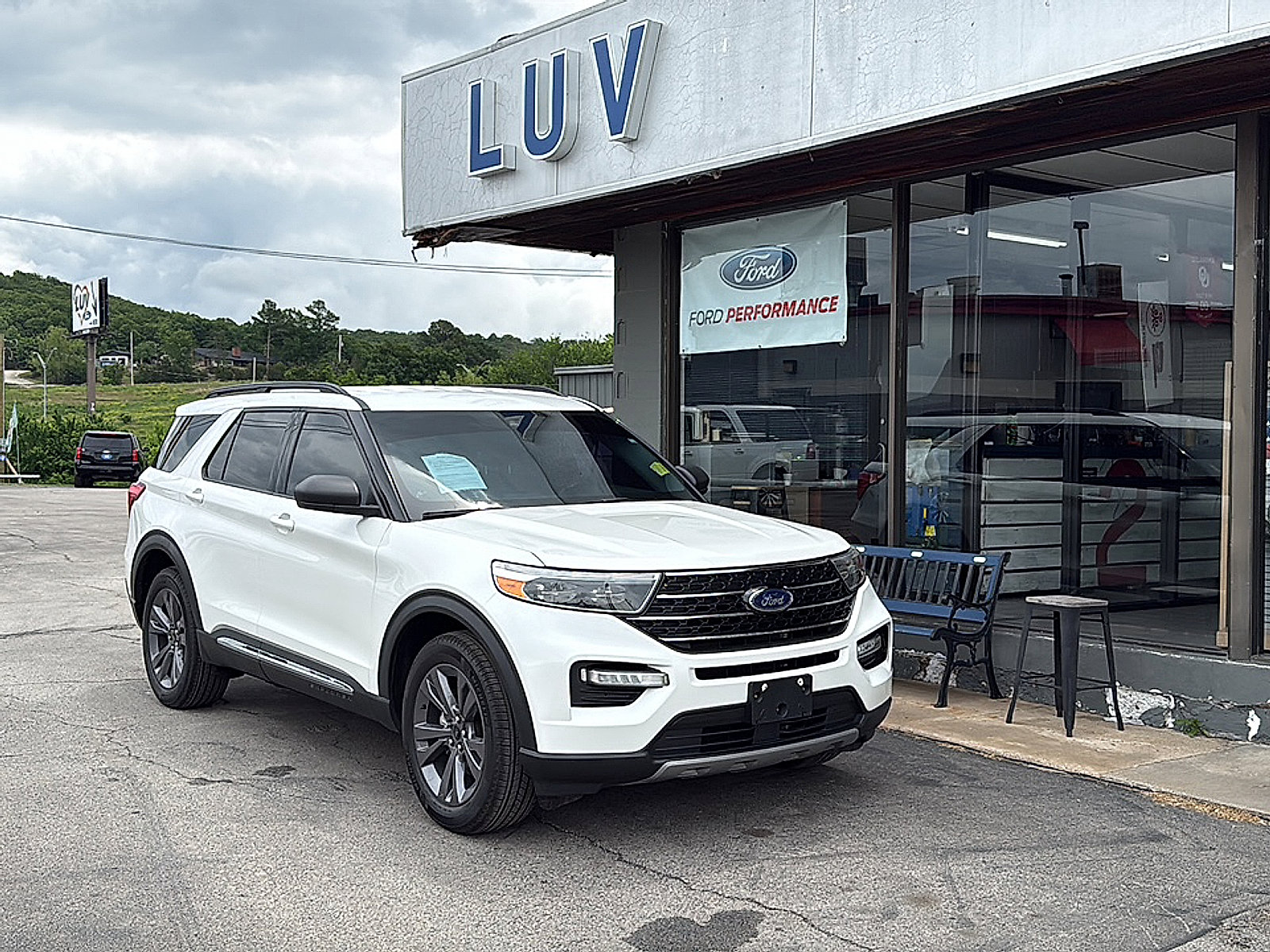 Used 2021 Ford Explorer XLT w/ Equipment Group 202A AWD/4WD image 2