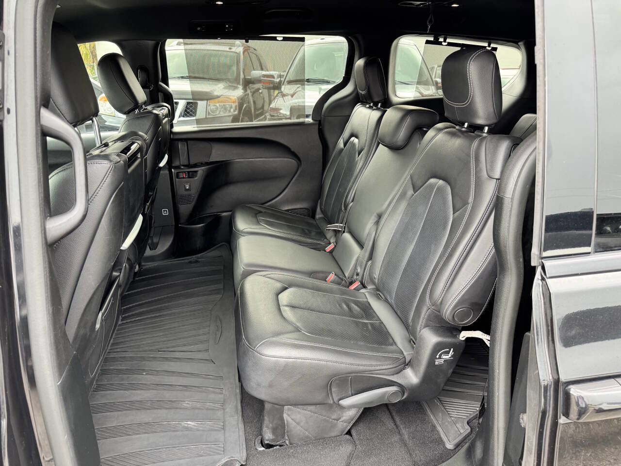 Used 2019 Chrysler Pacifica Touring-L Plus w/ Advanced Safetytec Group FWD image 14