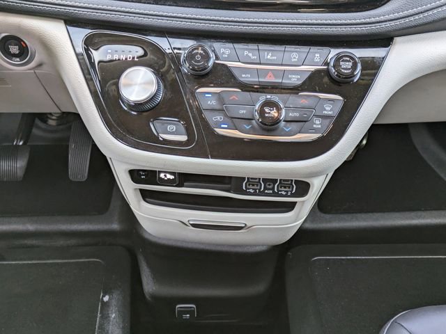 Used 2023 Chrysler Pacifica Touring-L FWD image 22