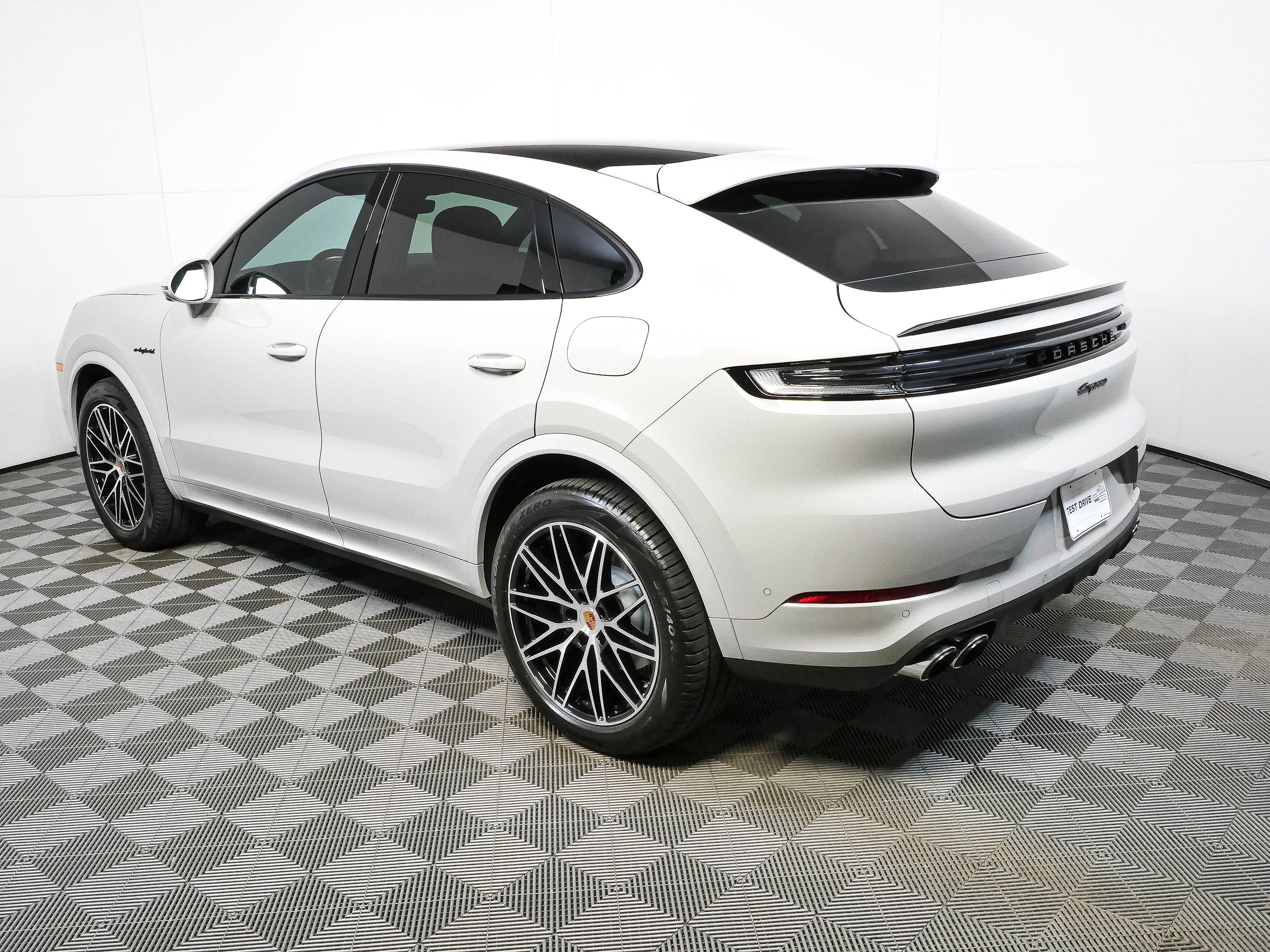 Certified 2026 Porsche Cayenne E-Hybrid Coupe AWD/4WD image 3