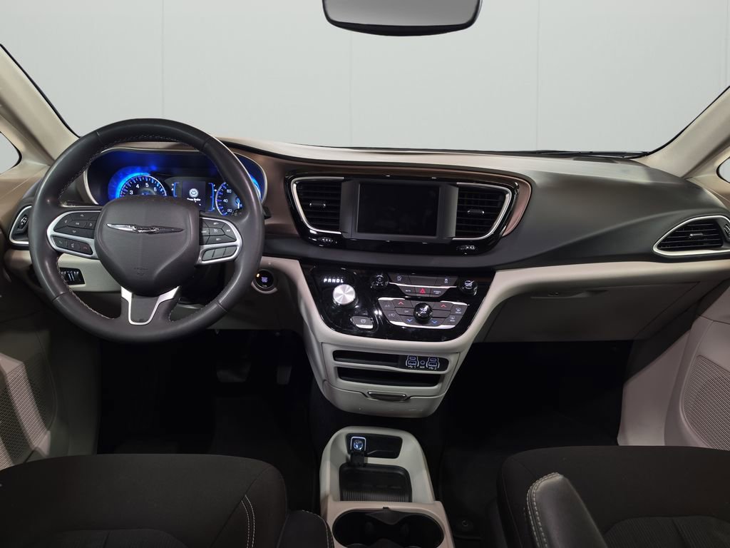 Used 2023 Chrysler Voyager LX image 16