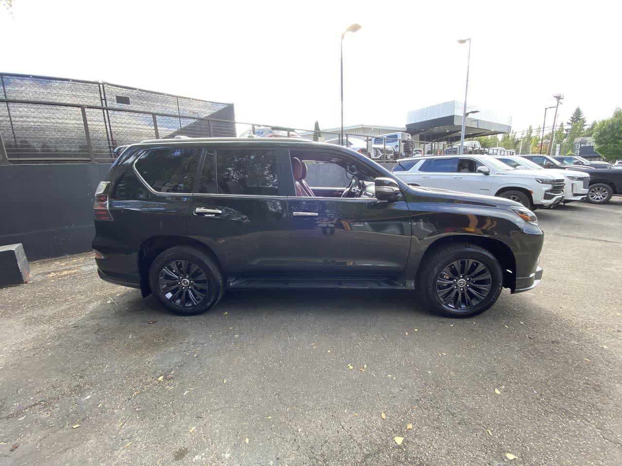 Used 2023 Lexus GX 460 Luxury w/ Sport Design Package AWD/4WD image 7