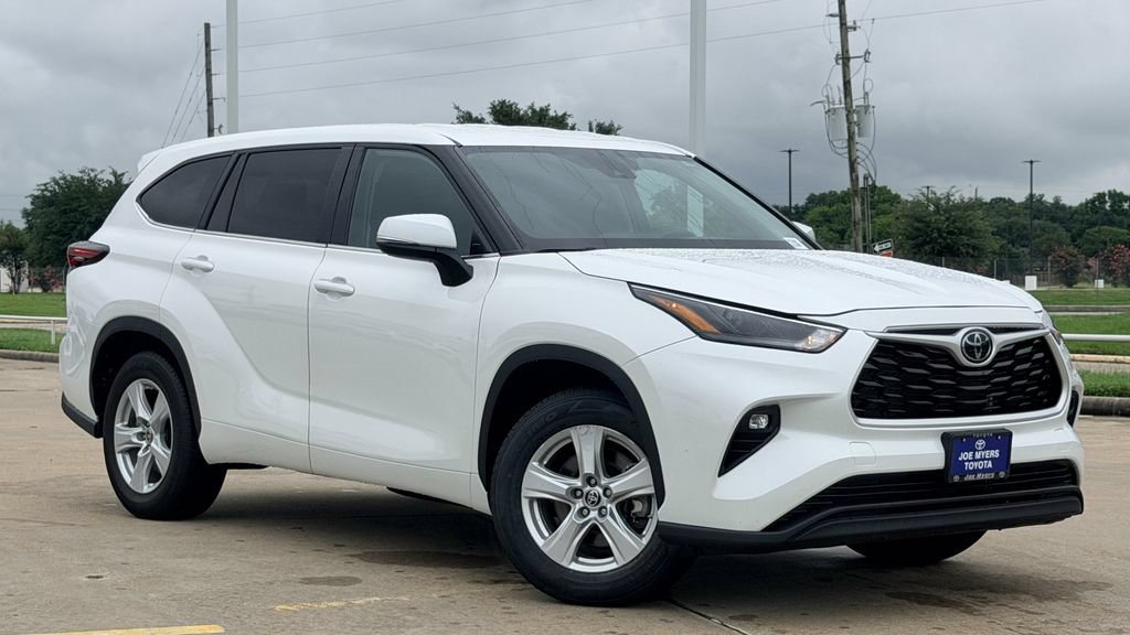 Used 2024 Toyota Highlander LE FWD image 2