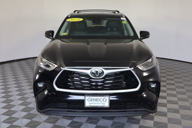 Used 2024 Toyota Highlander XLE AWD/4WD image 3
