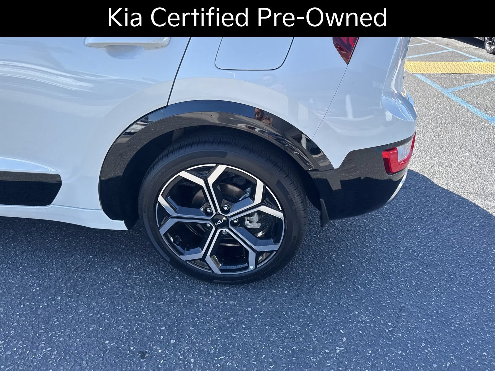 Certified 2025 Kia Niro EX Touring FWD image 15