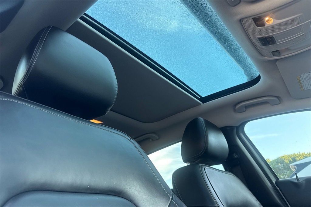 Used 2017 INFINITI QX30 Premium w/ Navigation Package image 16