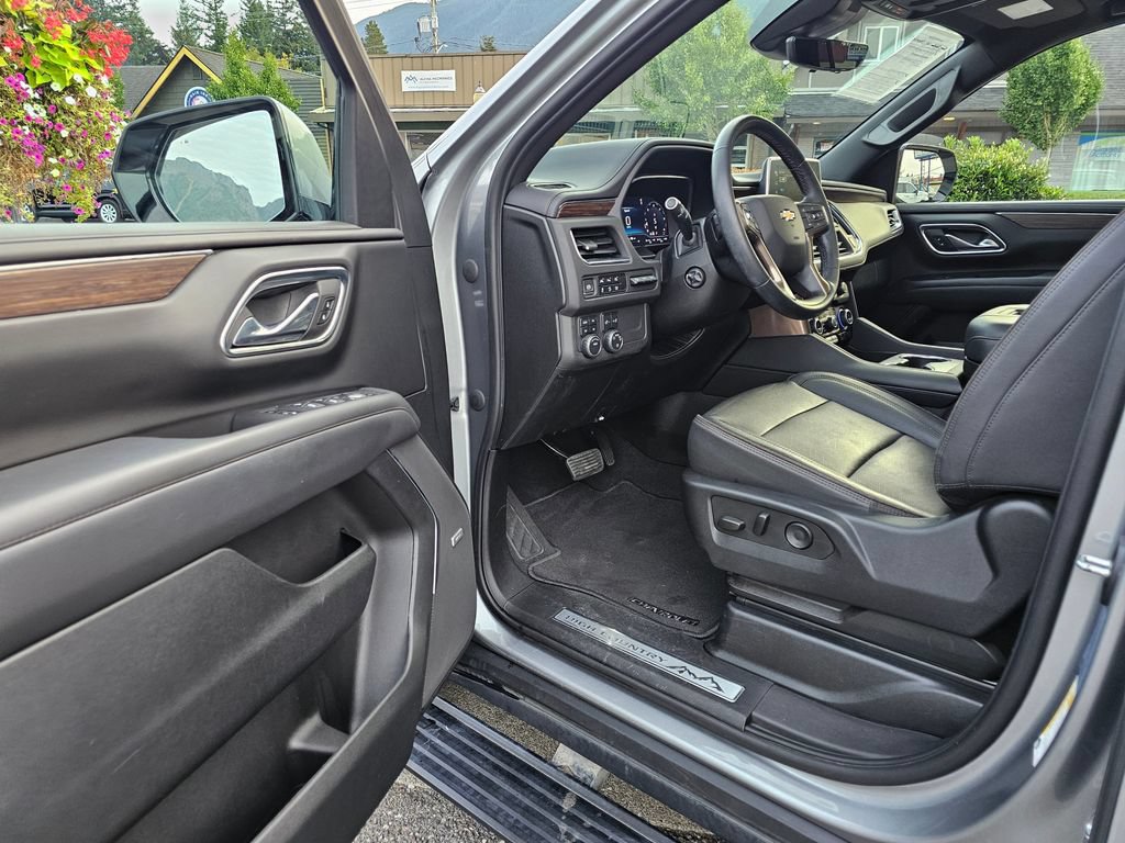 Used 2023 Chevrolet Suburban High Country w/ Premium Package 2 AWD/4WD image 25