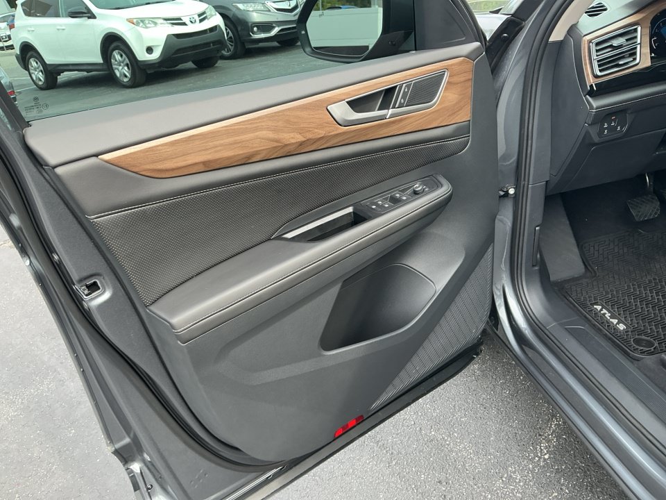 Certified 2025 Volkswagen Atlas SE FWD image 36