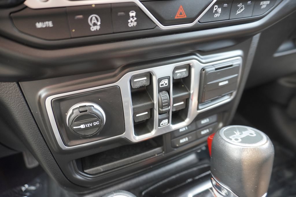 Used 2018 Jeep Wrangler Unlimited Sahara AWD/4WD image 18
