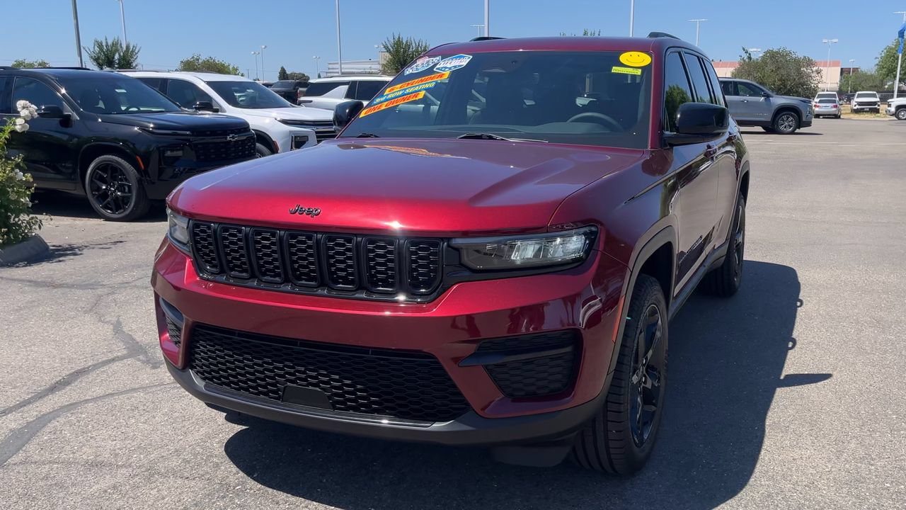 Used 2023 Jeep Grand Cherokee Altitude AWD/4WD image 2