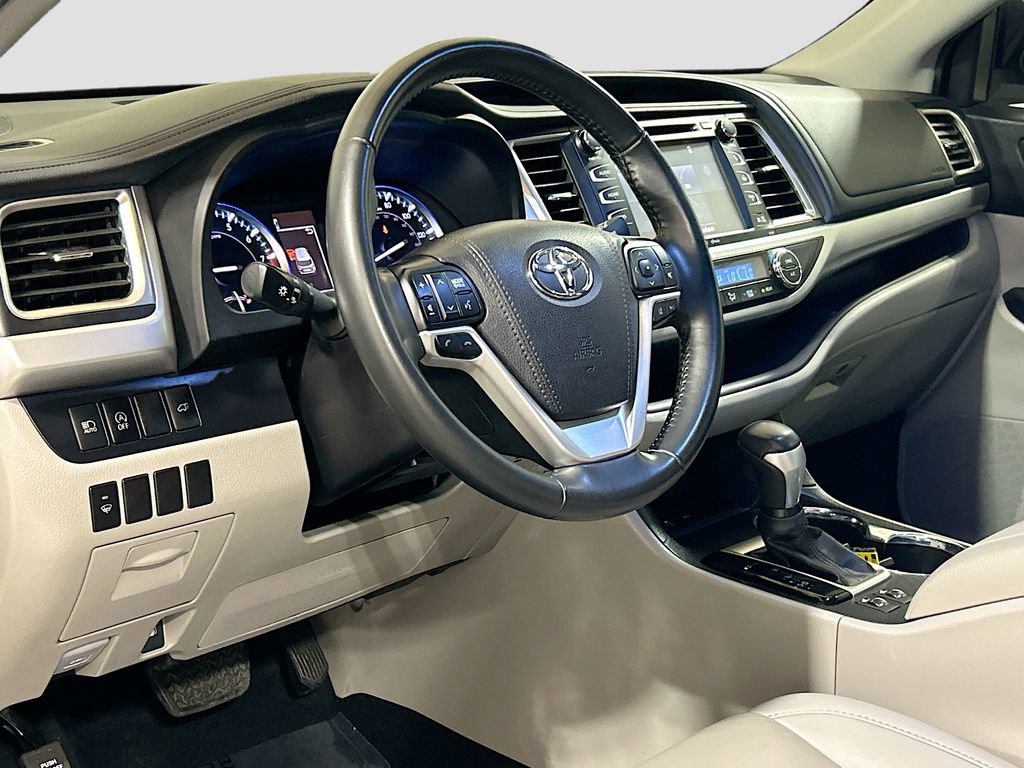 Used 2019 Toyota Highlander XLE FWD image 7