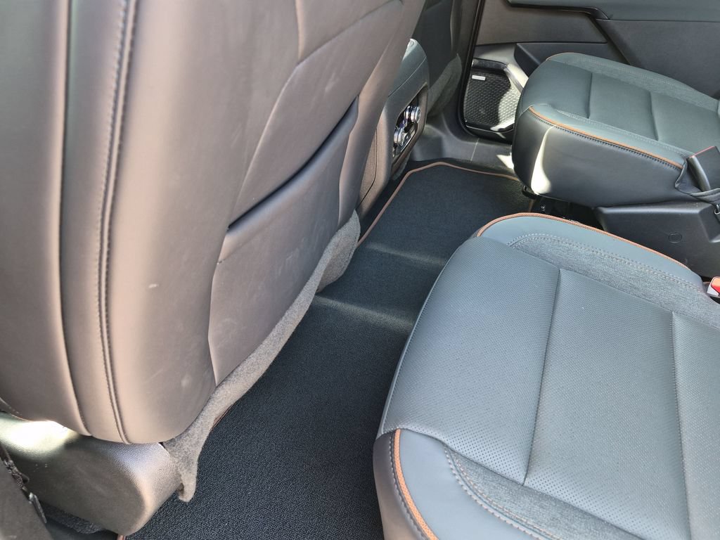 Used 2026 GMC Acadia AT4 w/ Luxury Package AWD/4WD image 37
