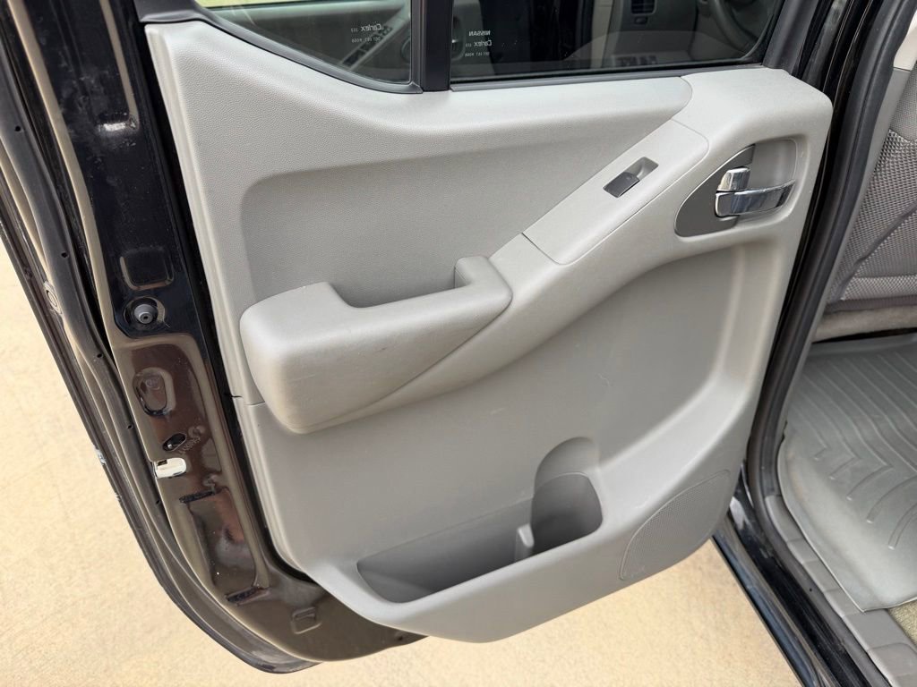 Used 2016 Nissan Frontier SV image 14