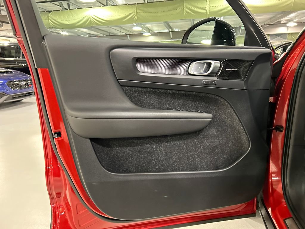 Used 2019 Volvo XC40 T5 R-Design AWD/4WD image 9