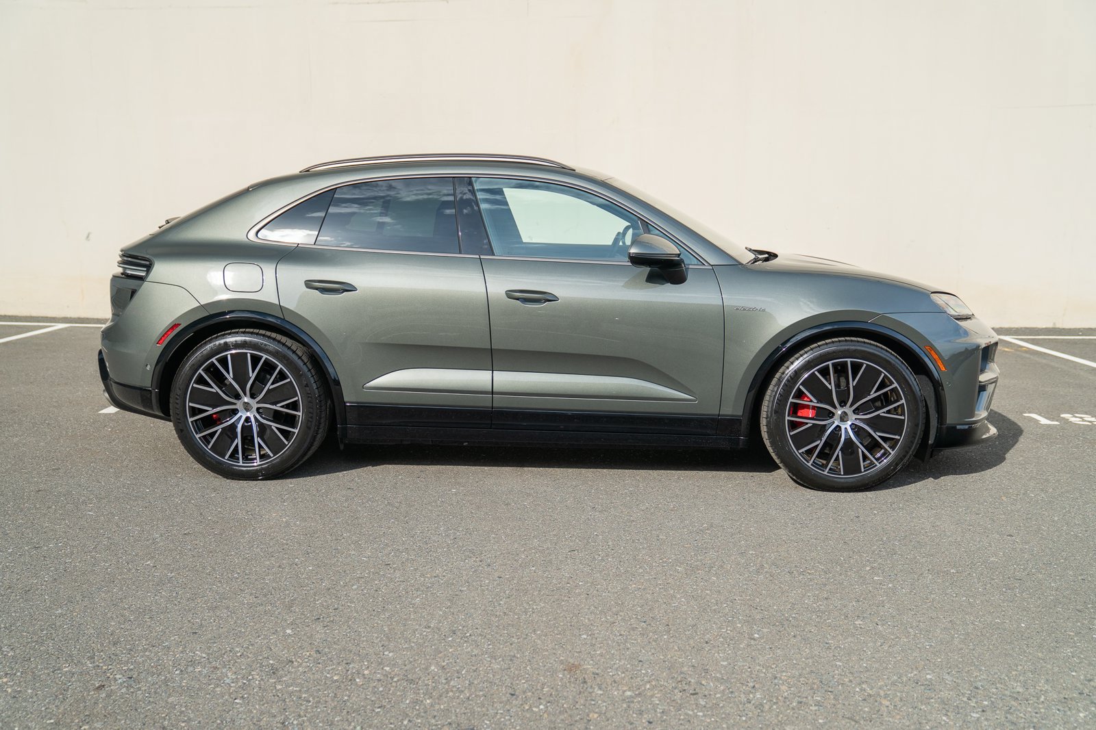 Certified 2025 Porsche Macan Turbo Electric AWD/4WD image 8