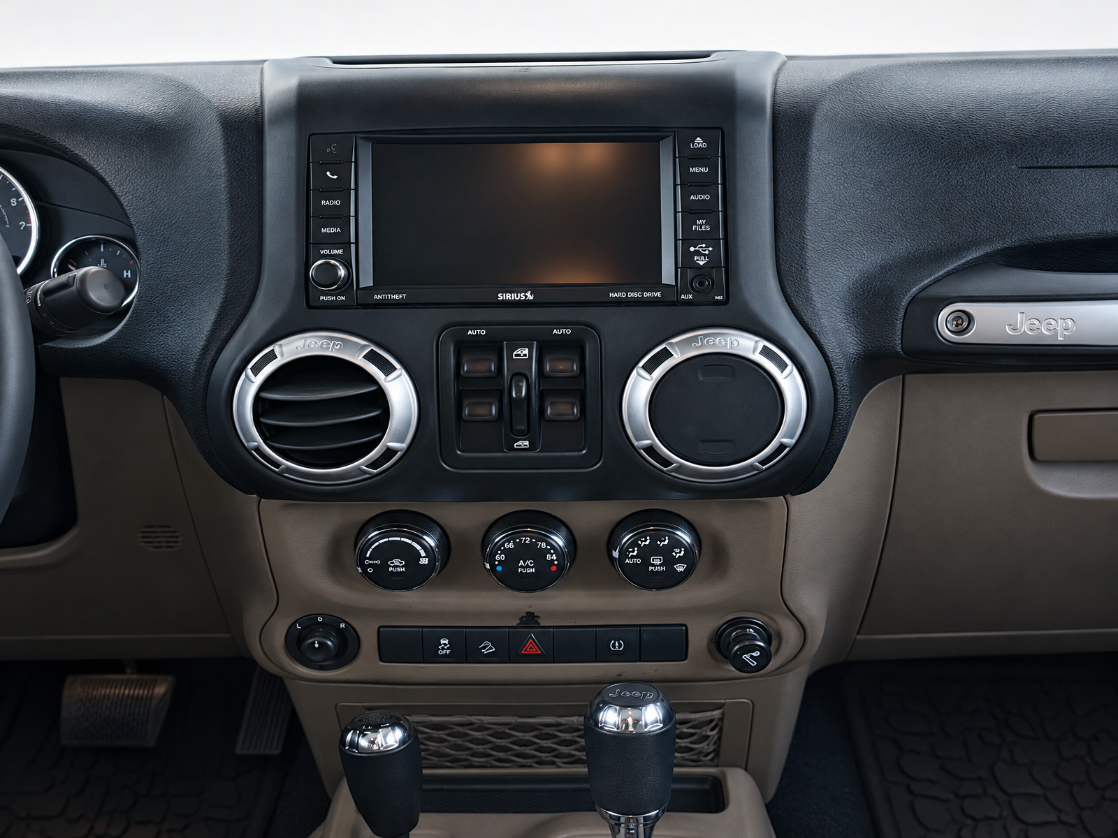 Used 2015 Jeep Wrangler Unlimited Sahara w/ Connectivity Group AWD/4WD image 19