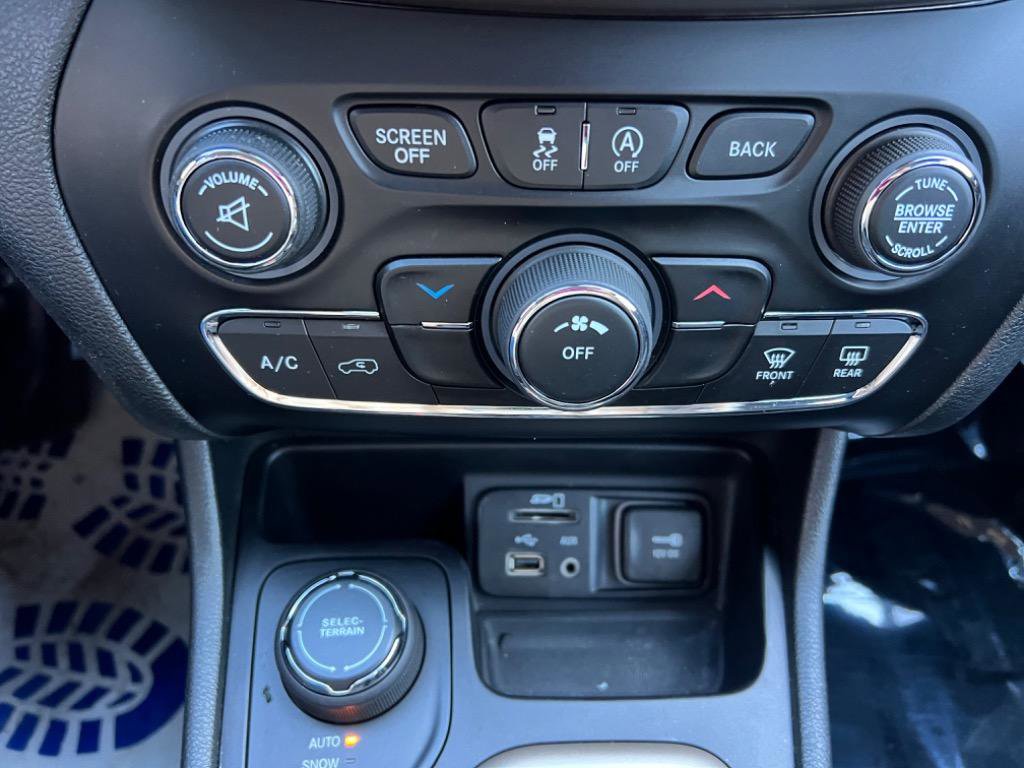 Used 2015 Jeep Cherokee Latitude w/ Cold Weather Group AWD/4WD image 25