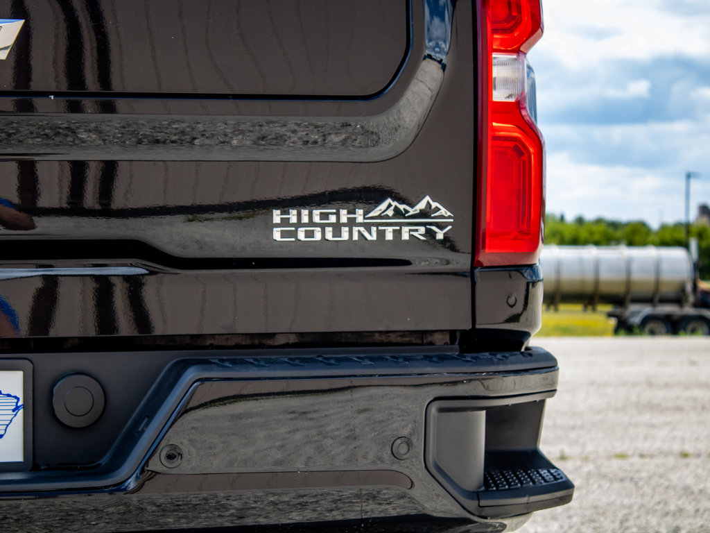 Used 2024 Chevrolet Silverado 2500 High Country w/ High Country Premium Package AWD/4WD image 16