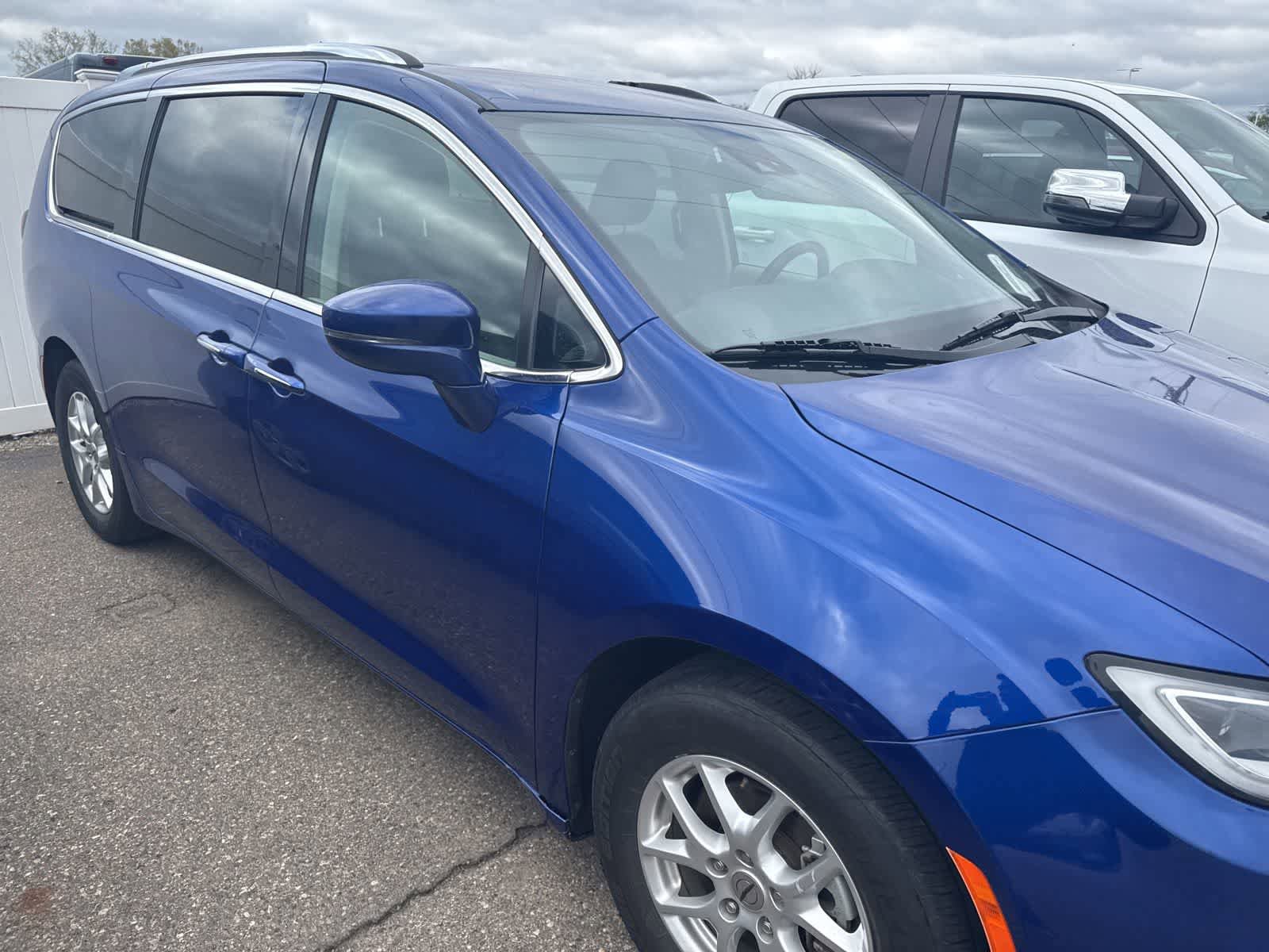 Used 2021 Chrysler Pacifica Touring-L w/ Uconnect Theater Family Group FWD image 7