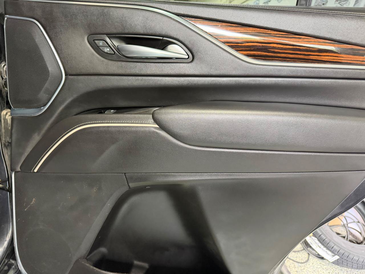Used 2023 Cadillac Escalade Premium Luxury AWD/4WD image 21