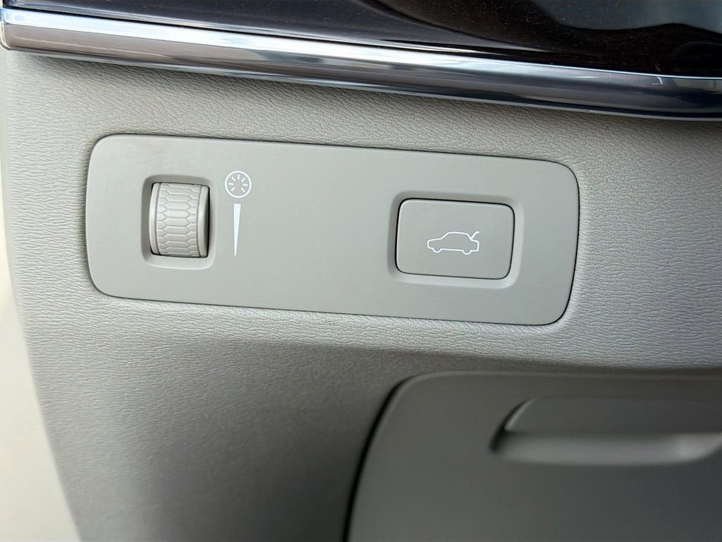 Used 2018 Volvo XC90 T6 Momentum w/ Convenience Package image 36