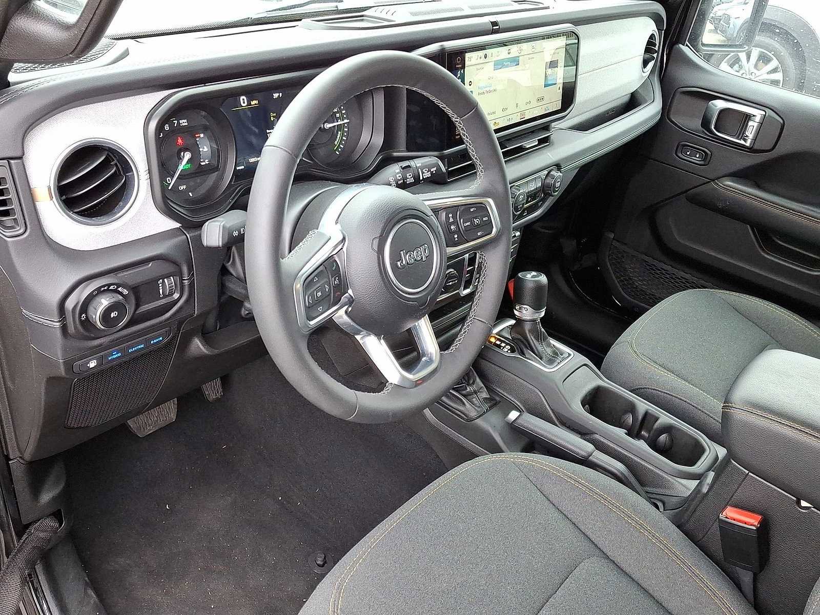 Used 2025 Jeep Wrangler Sahara image 16