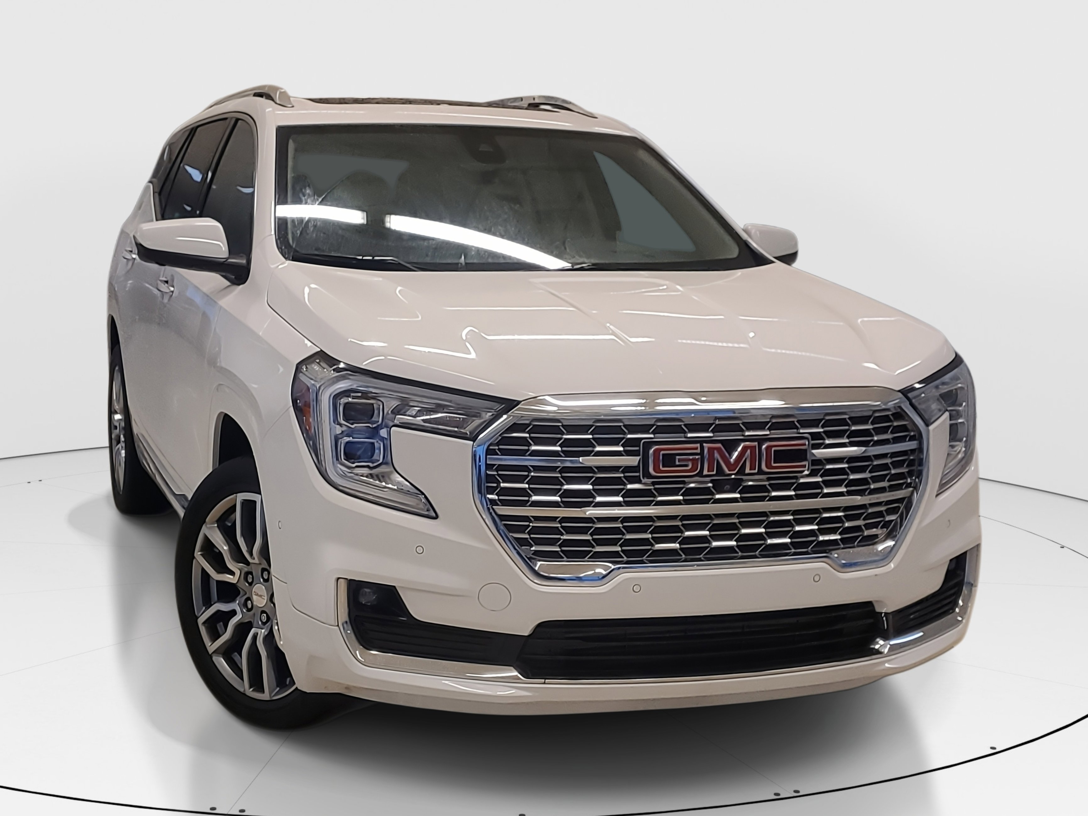 Used 2022 GMC Terrain Denali w/ Denali Premium Package image 2