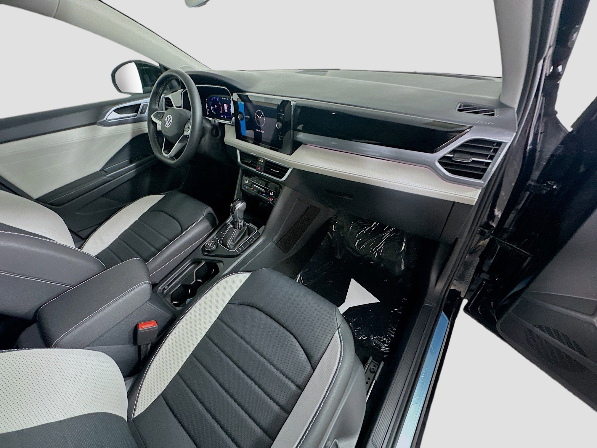 Certified 2025 Volkswagen Taos SEL image 22