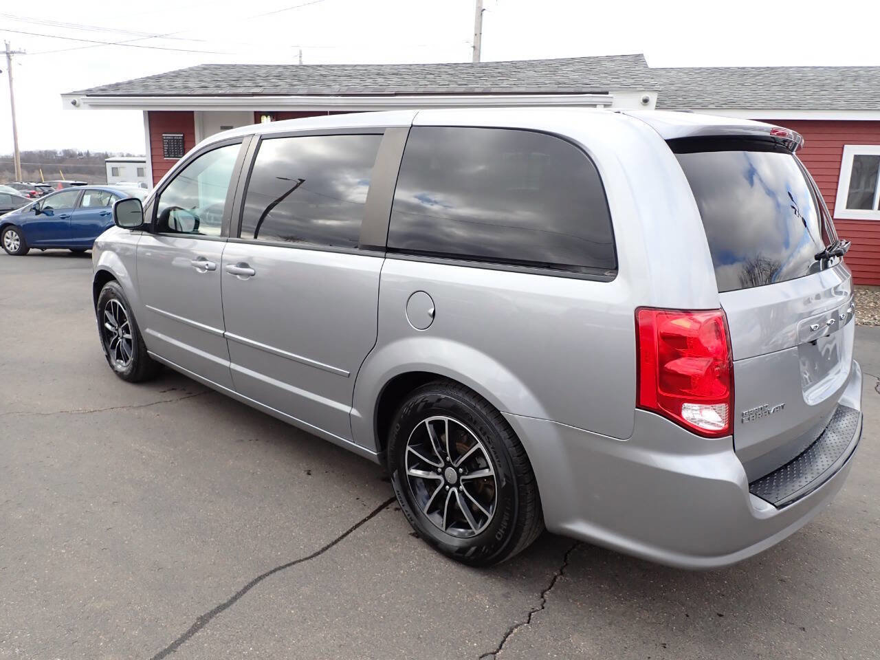 Used 2017 Dodge Grand Caravan SE FWD image 4
