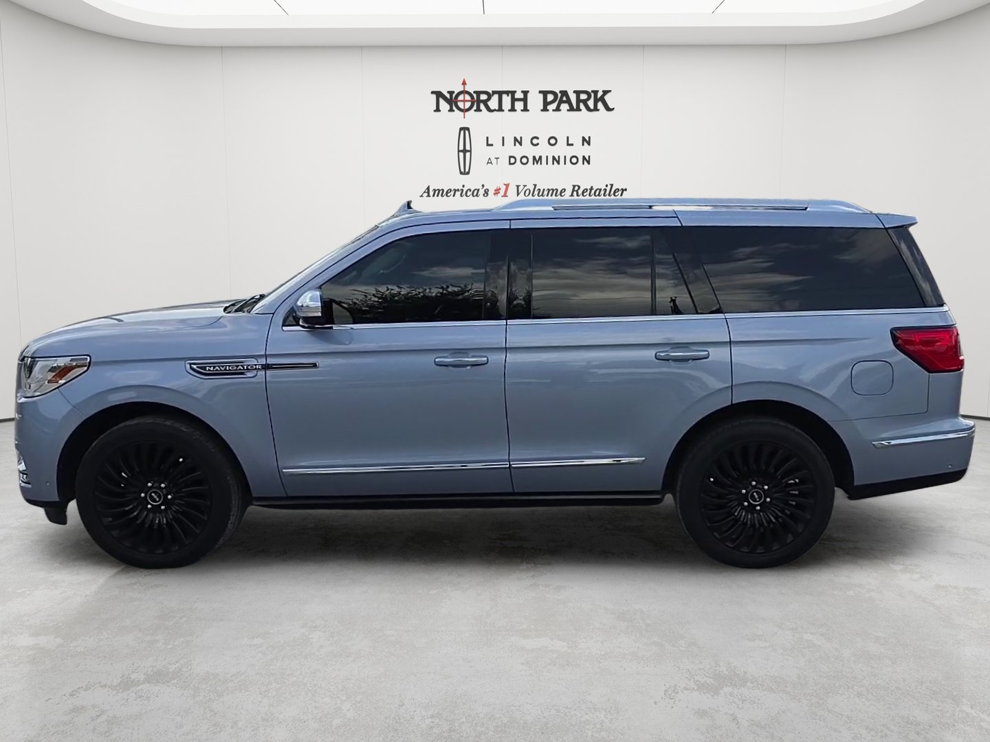 Used 2020 Lincoln Navigator Black Label w/ Cargo Convenience Package AWD/4WD image 2