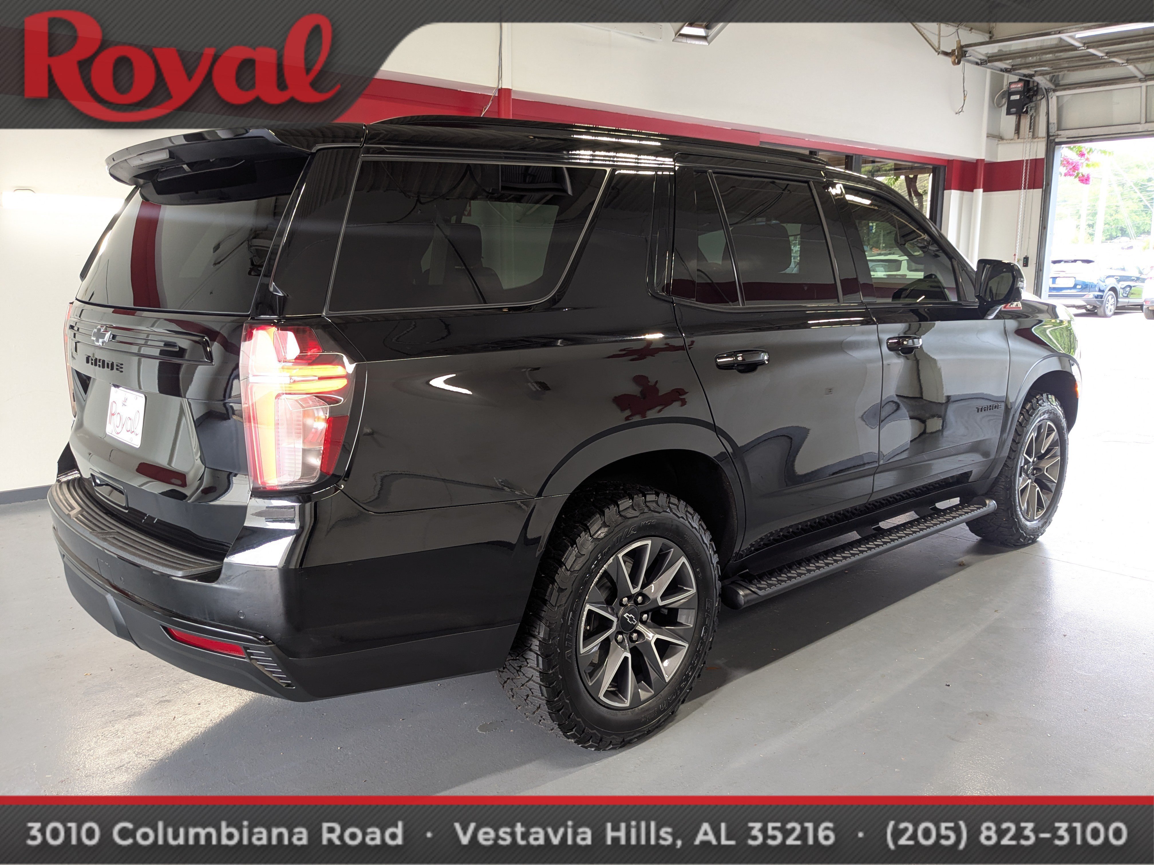 Used 2023 Chevrolet Tahoe Z71 w/ Luxury Package AWD/4WD image 4