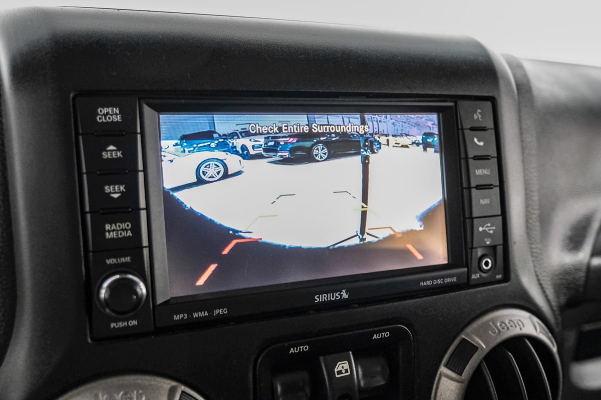 Used 2015 Jeep Wrangler Unlimited Sahara w/ Connectivity Group AWD/4WD image 23