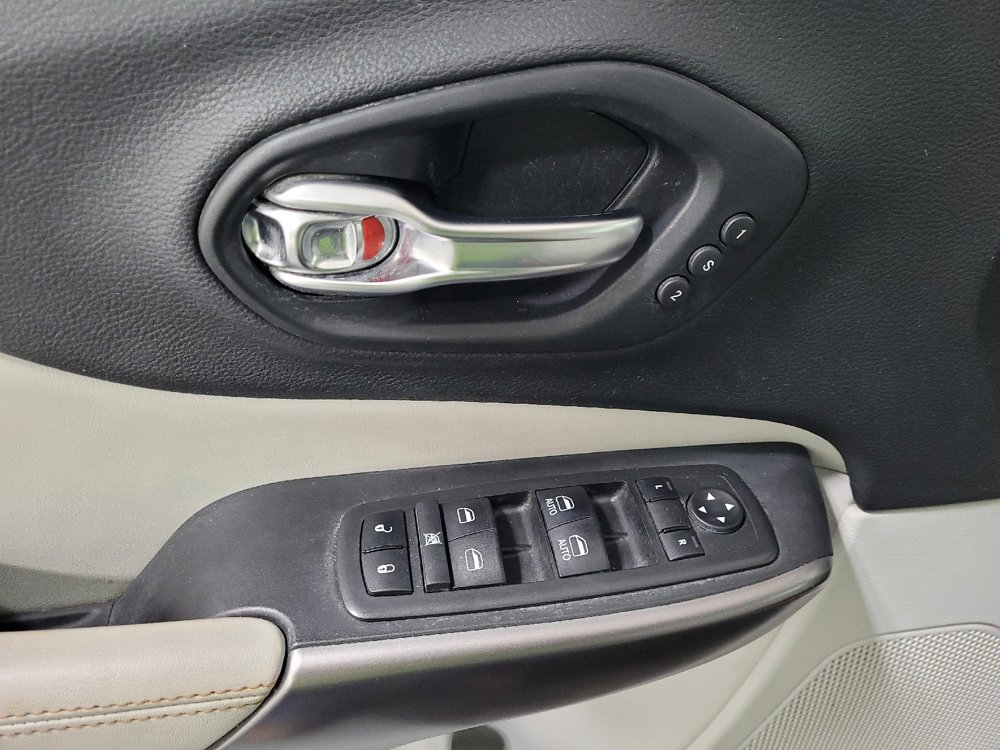 Used 2019 Jeep Cherokee Limited image 27