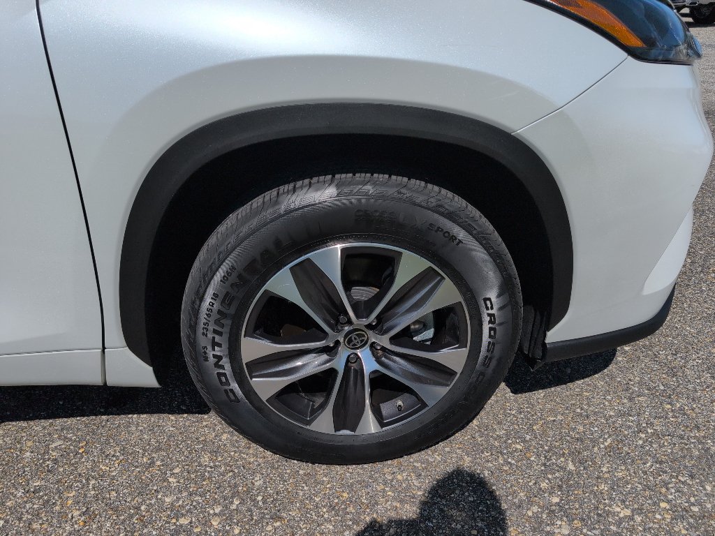 Used 2022 Toyota Highlander XLE FWD image 9