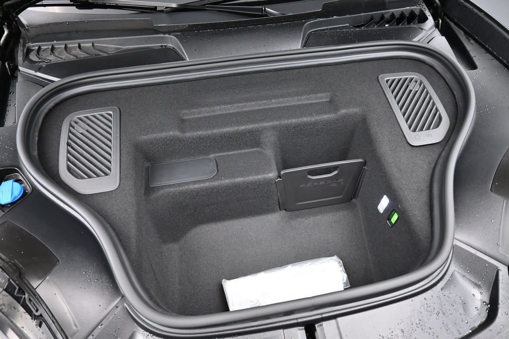 Certified 2025 Porsche Macan Turbo Electric AWD/4WD image 35