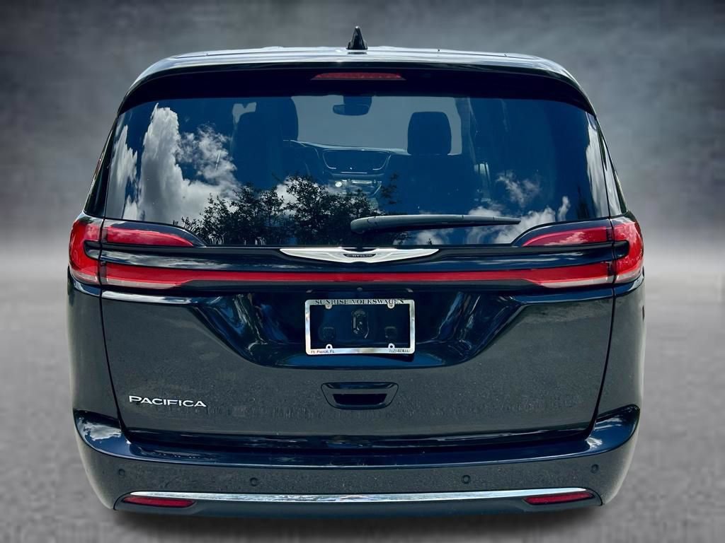 Used 2024 Chrysler Pacifica Touring-L FWD image 6