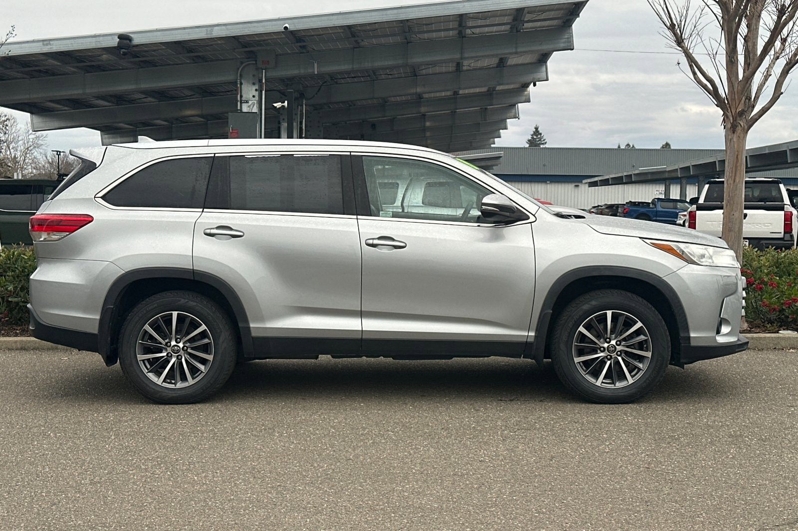 Used 2019 Toyota Highlander SE image 3