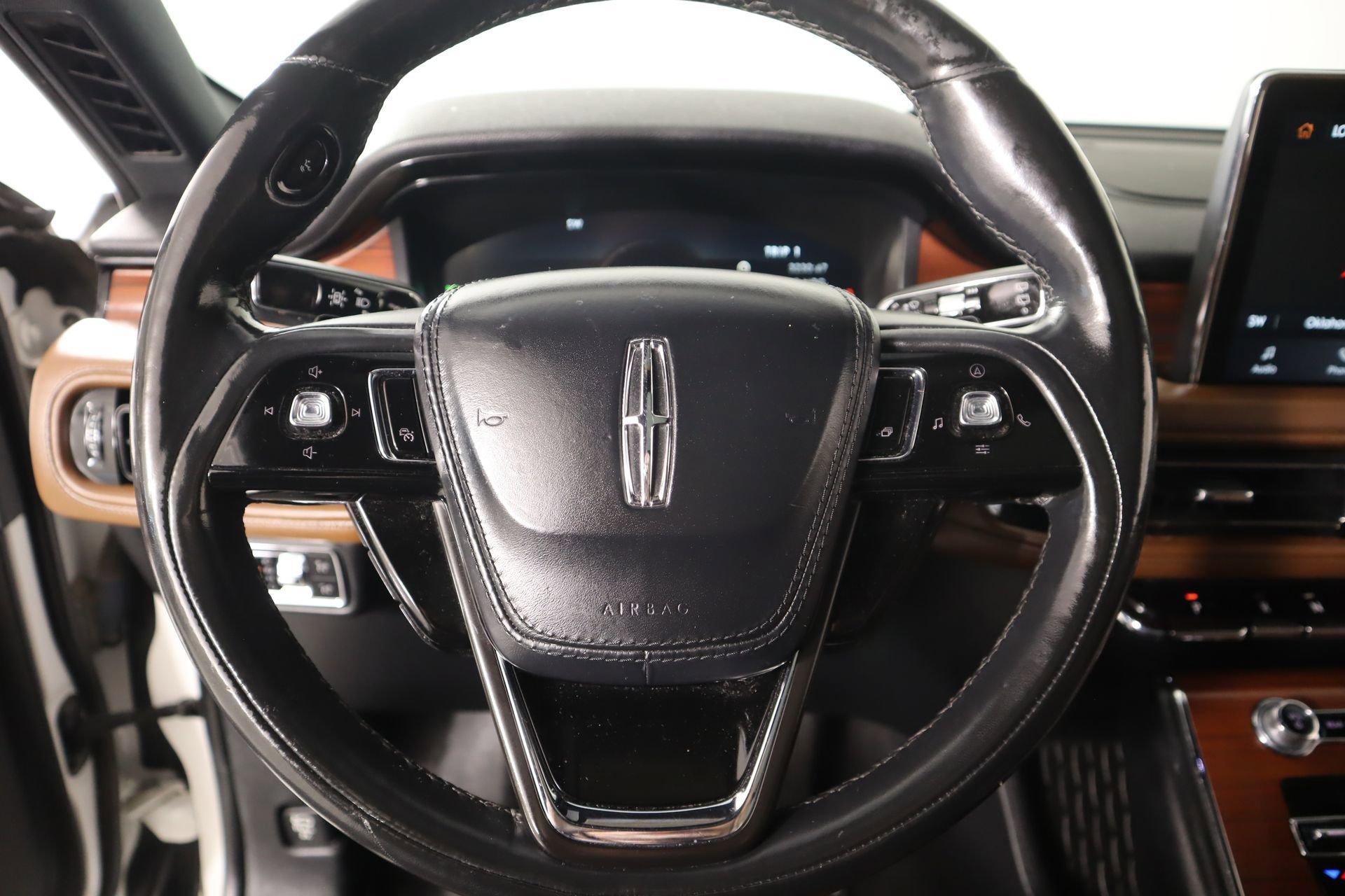 Used 2022 Lincoln Aviator Reserve w/ Equipment Group 201A image 3