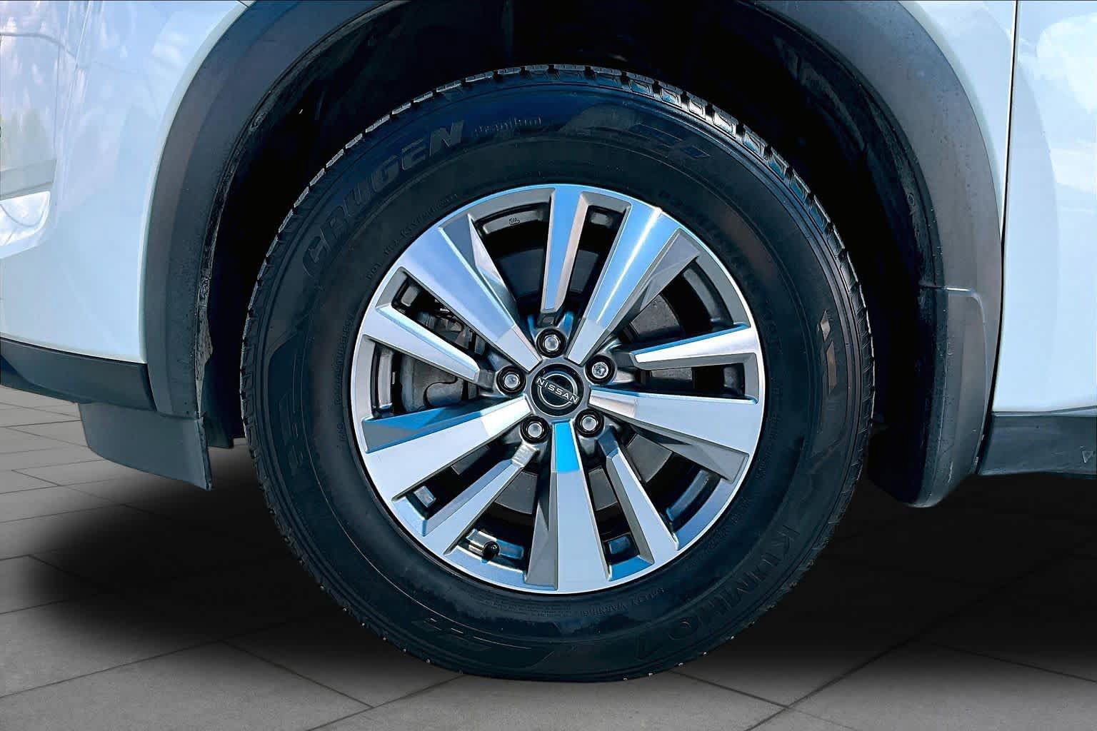 Used 2023 Nissan Pathfinder SL w/ Lighting Package (N92) FWD image 10