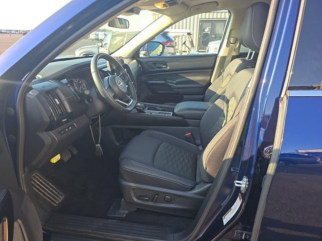 Certified 2025 Nissan Pathfinder SV w/ SV Premium Package FWD image 6