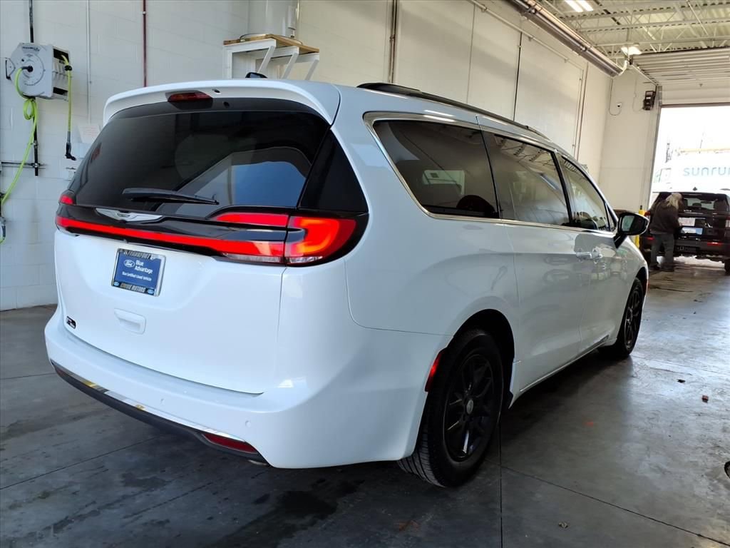 Used 2025 Chrysler Pacifica Select image 6