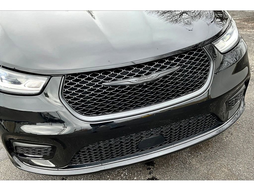 Used 2025 Chrysler Pacifica Limited image 33