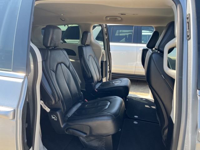 Used 2018 Chrysler Pacifica Touring-L w/ Advanced Safetytec Group image 18