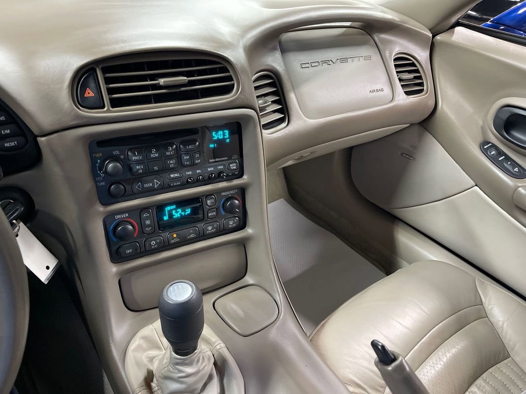 Used 2004 Chevrolet Corvette Coupe w/ Preferred Equipment Group image 36