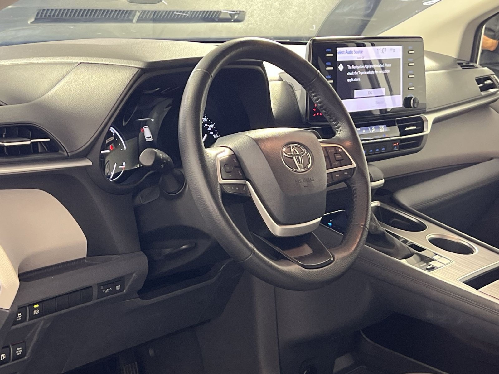 Used 2023 Toyota Sienna XLE AWD/4WD image 17
