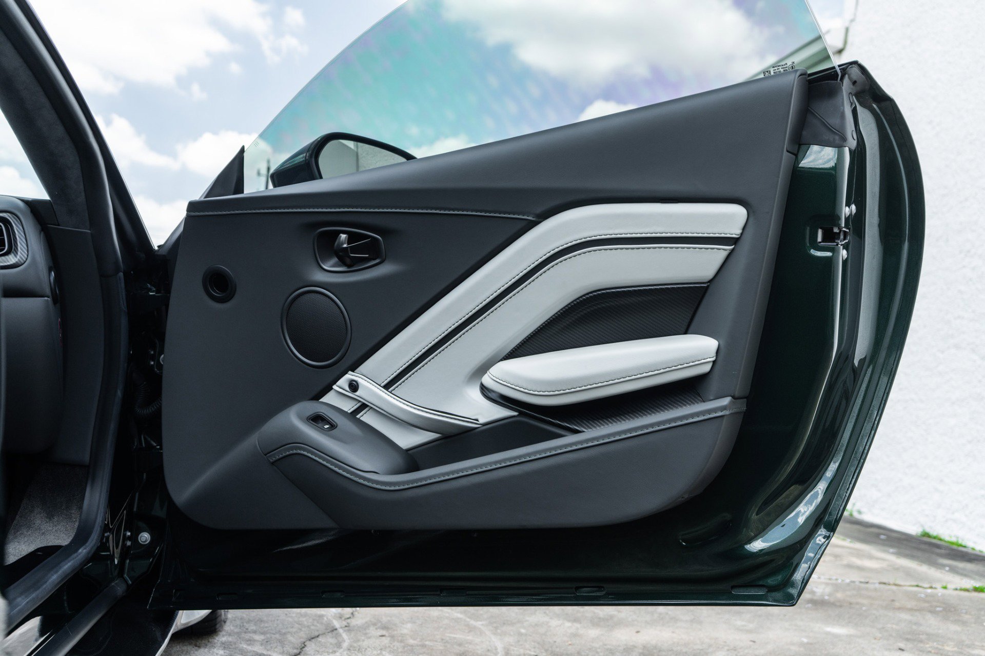 Used 2023 Aston Martin V12 Vantage Roadster RWD image 33